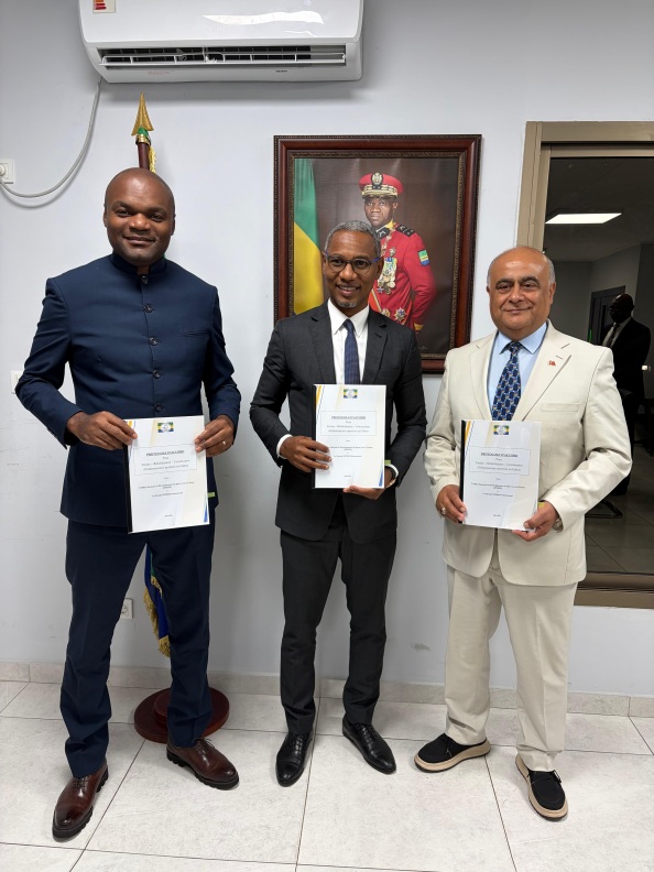 Personnes autour d’une table signant un document, d’après la légende un protocole avec le ministère gabonais de la Jeunesse et des Sports.