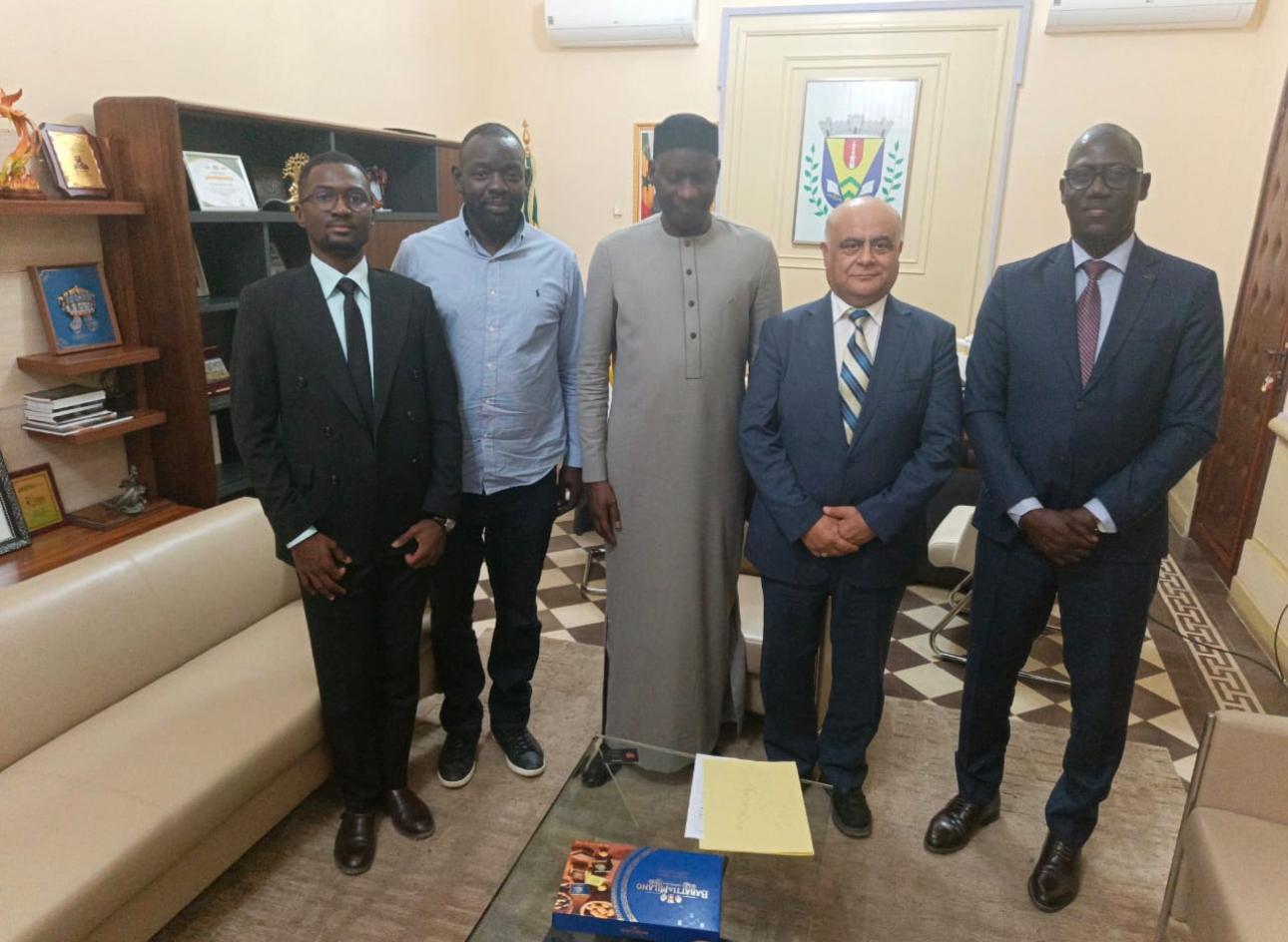 Visite de travail chez le maire de Dakar, M. Abass Fall.