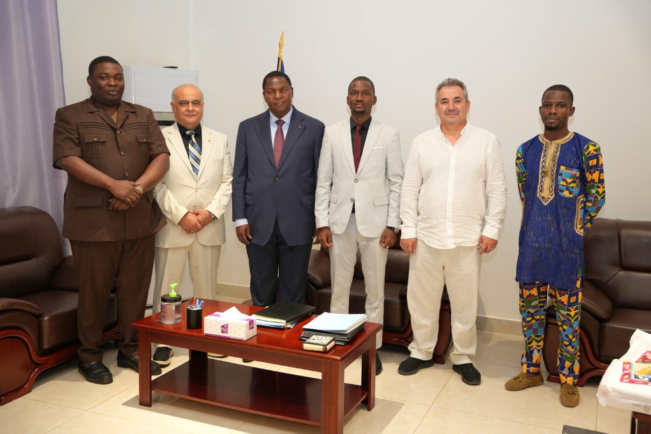 Réunion dans un salon officiel, d’après la légende à la Présidence centrafricaine.