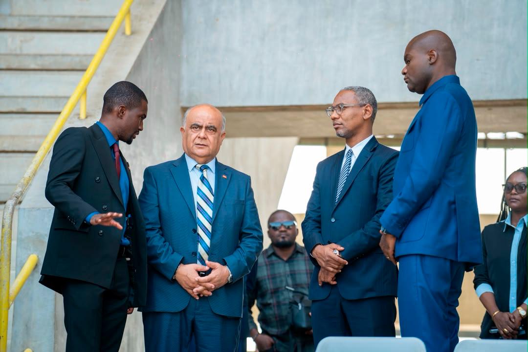 Groupe en réunion au Gabon, d’après la légende le PDG, le représentant Afrique et le ministre des Sports.