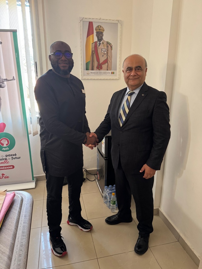 M. Numan Hatipoglu et M. Bangoura, président de la délégation spéciale de la mairie de Kaloum.