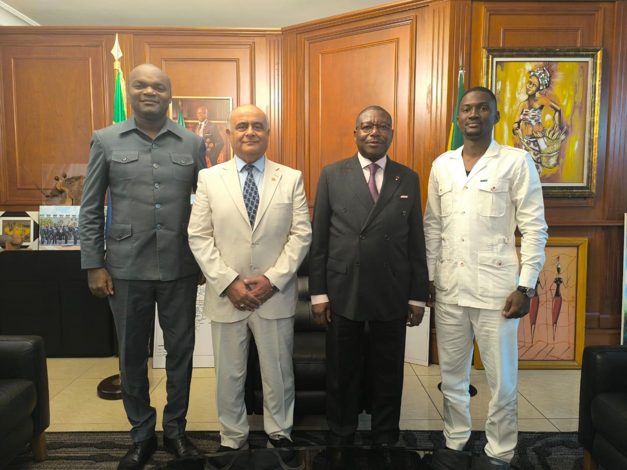 Visite de travail et d’amitié chez le ministre Edgard Moukoumbi, en présence du directeur national des sports du Gabon.
