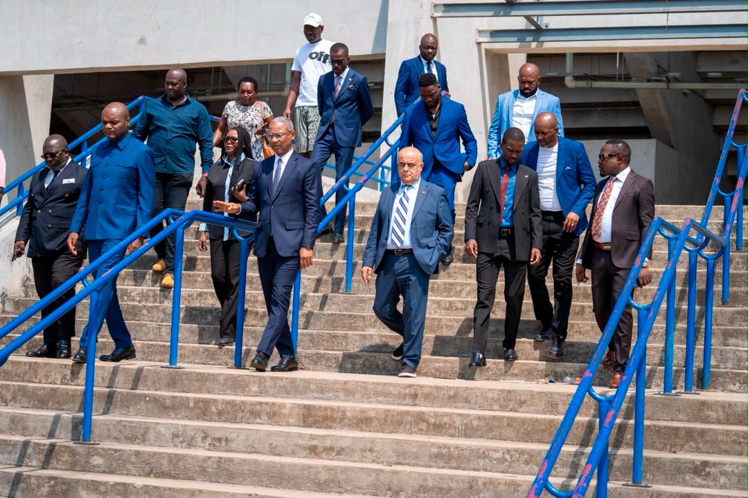 Groupe sur la pelouse d’un stade, d’après la légende les équipes techniques au stade Omar Bongo.