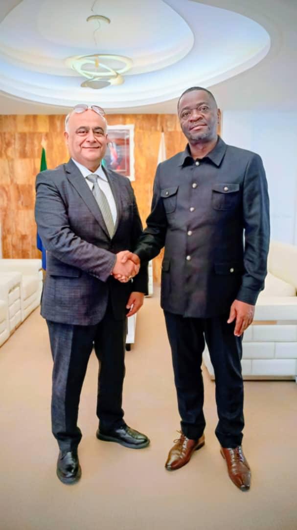 M. Numan Hatipoglu, PDG de Numan Groupe, et le maire de Libreville, M. Matthieu Obame Etoughe.