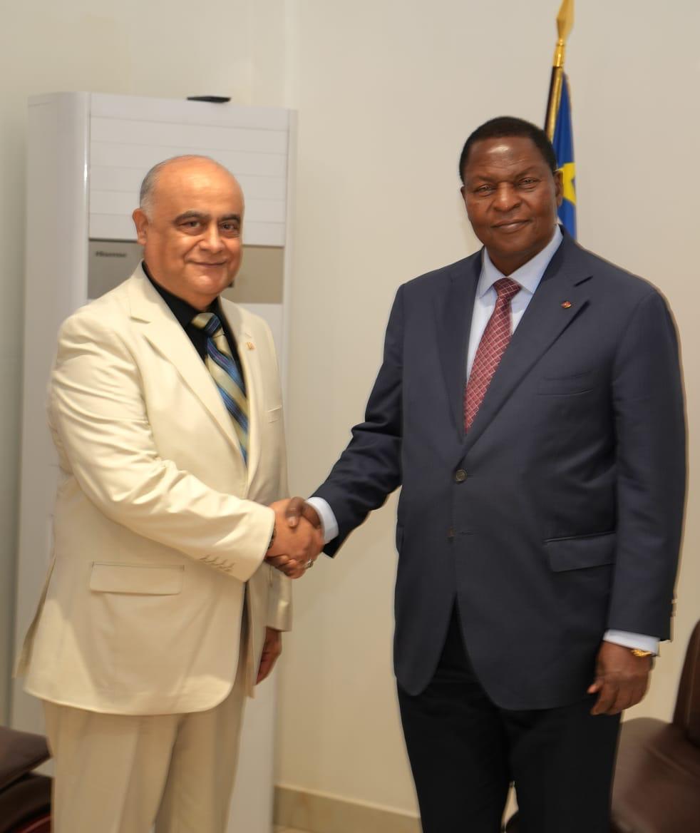 Deux hommes posant, d’après la légende le PDG de Numan Groupe et le président centrafricain.