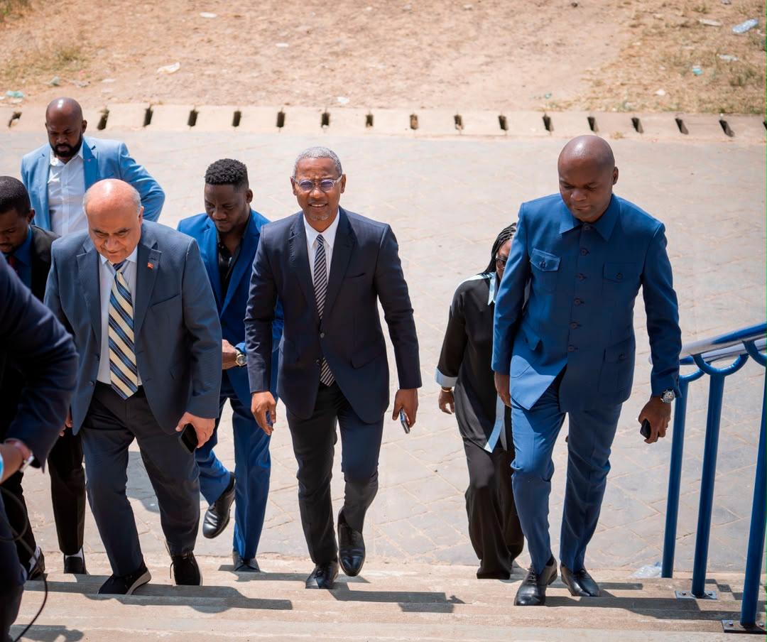 Personnes dans les gradins d’un stade à Libreville, d’après la légende le stade Omar Bongo Ondimba.