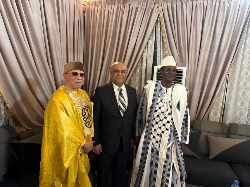 Trois personnes posant à Bamako, d’après la légende : le PDG de Numan Groupe, le Premier ministre du Mali et Salif Keita.