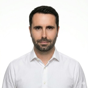 Portrait d’Emre Uzun, spécialiste en sécurité et suivi de projets.