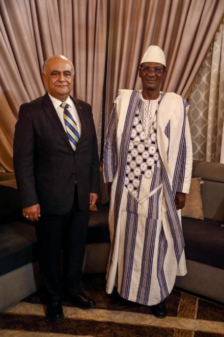 Deux hommes se serrant la main à Bamako, d’après la légende le PDG de Numan Groupe et le Premier ministre du Mali.