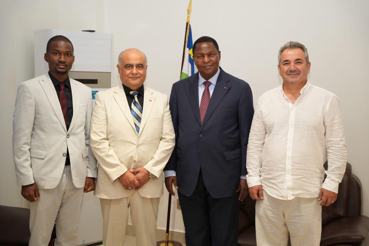 Rencontre protocolaire, d’après la légende une audience avec le président centrafricain.