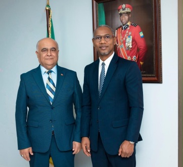 Deux hommes posant ensemble, d’après la légende le ministre Paul Kessany et Numan Hatipoglu.